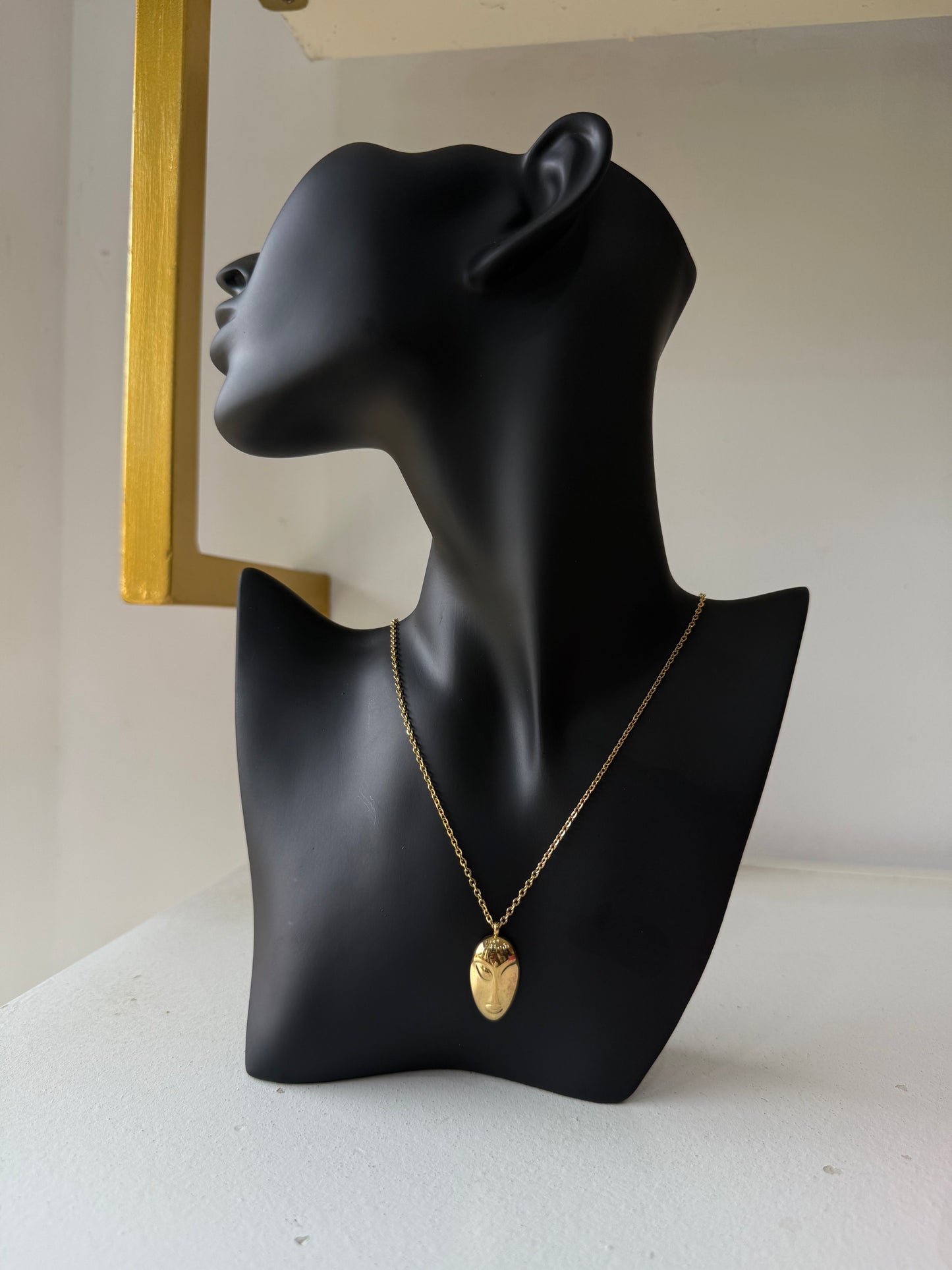 Long collier avec masque