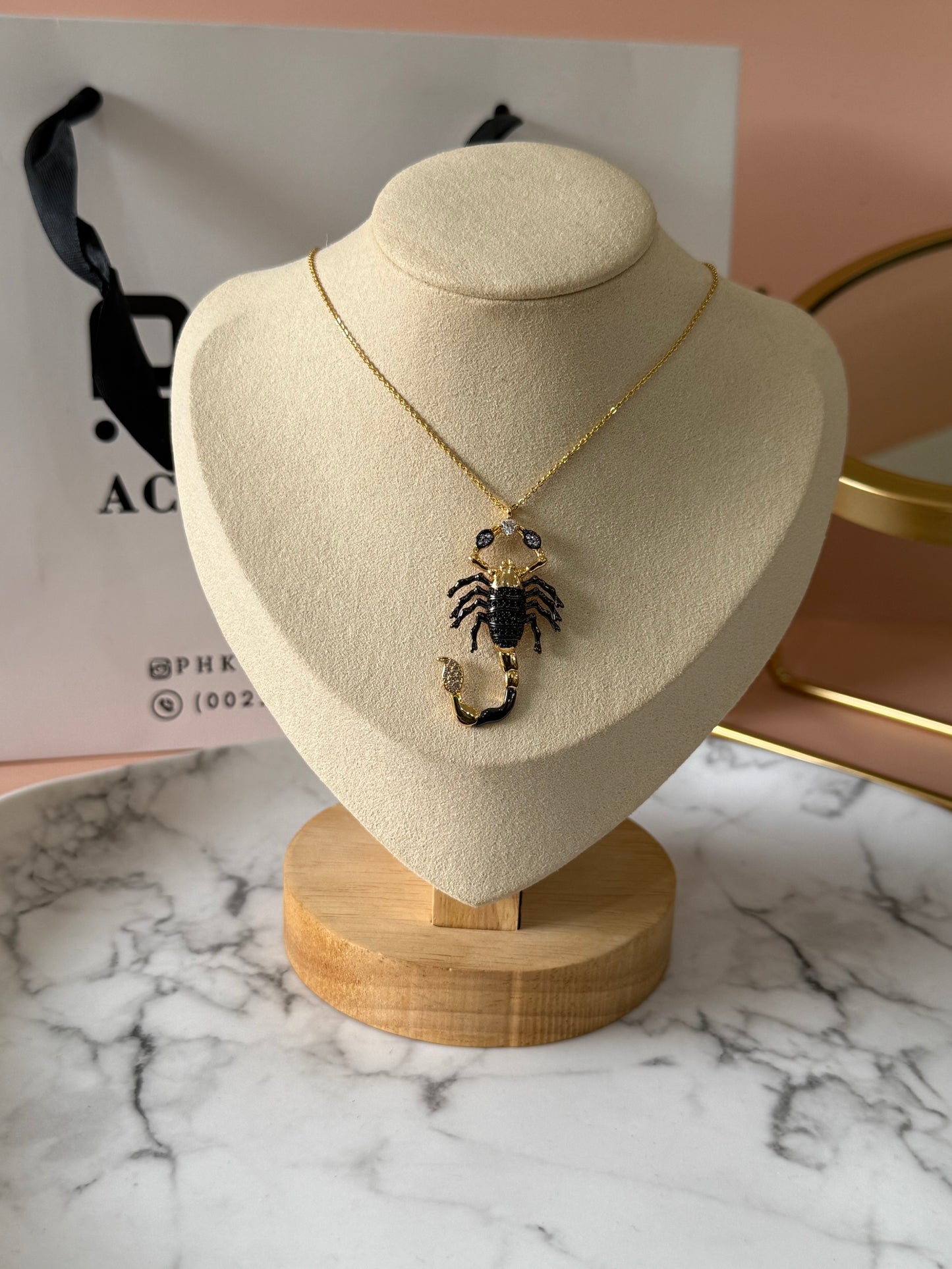 Collier scorpion