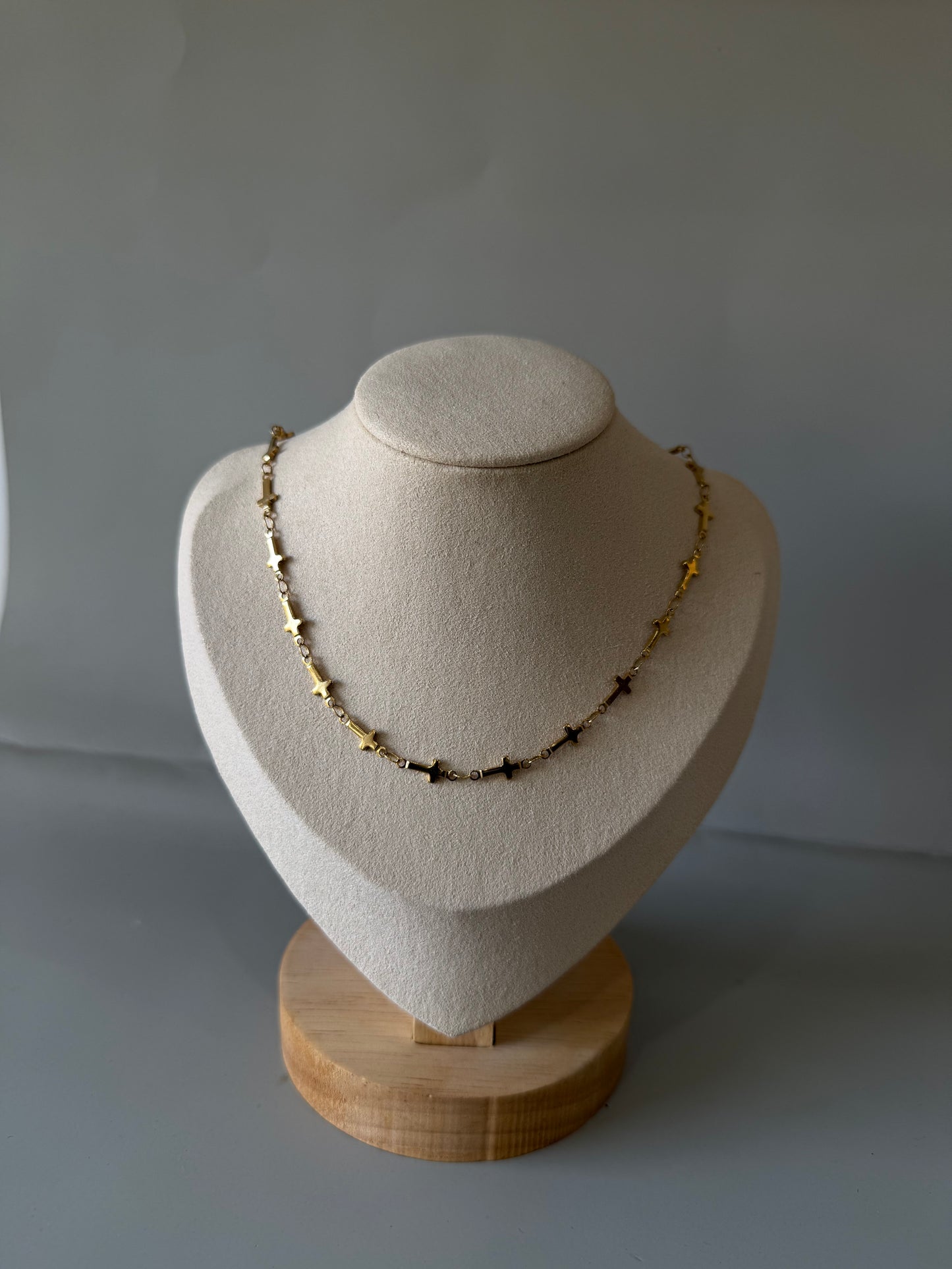 Collier ras de cou croix