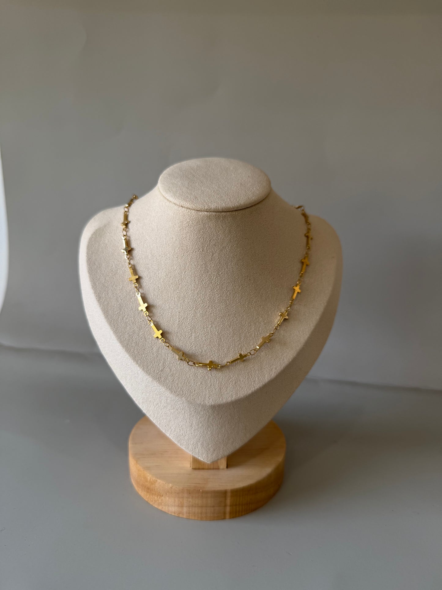 Collier ras de cou croix