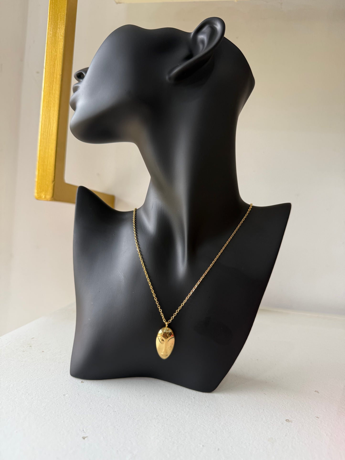 Long collier avec masque