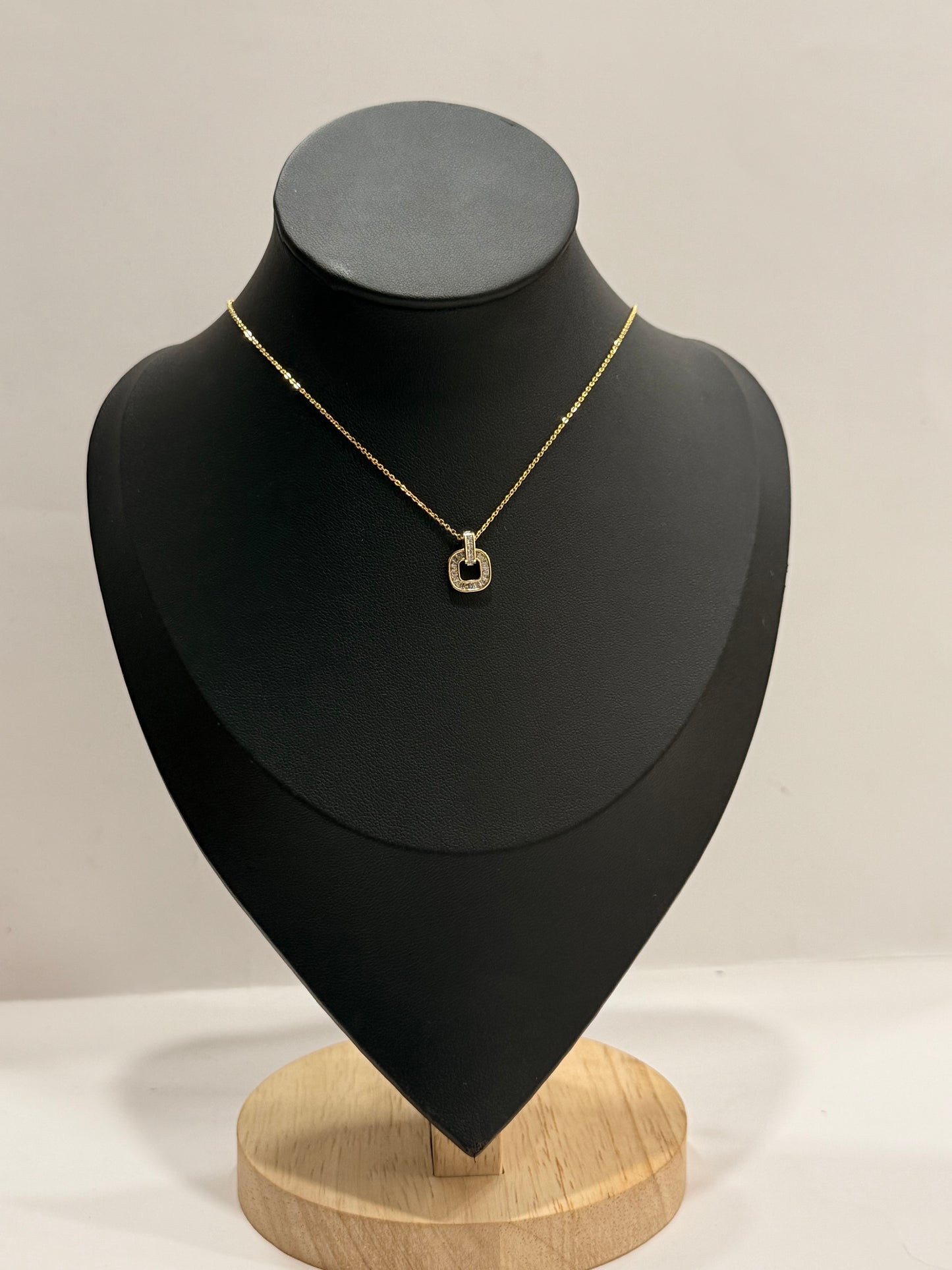 Collier médaille carré