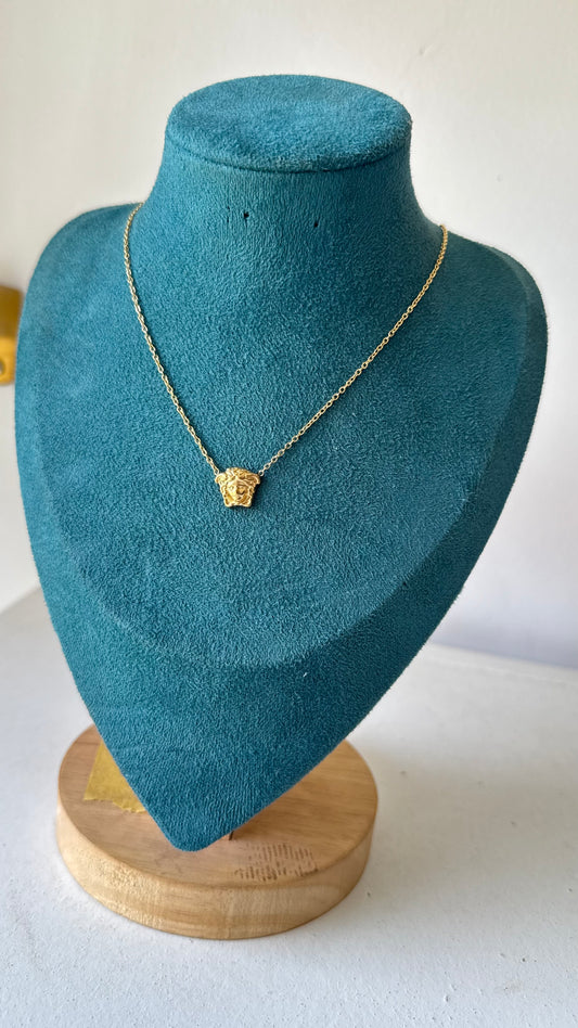 COLLIER LION