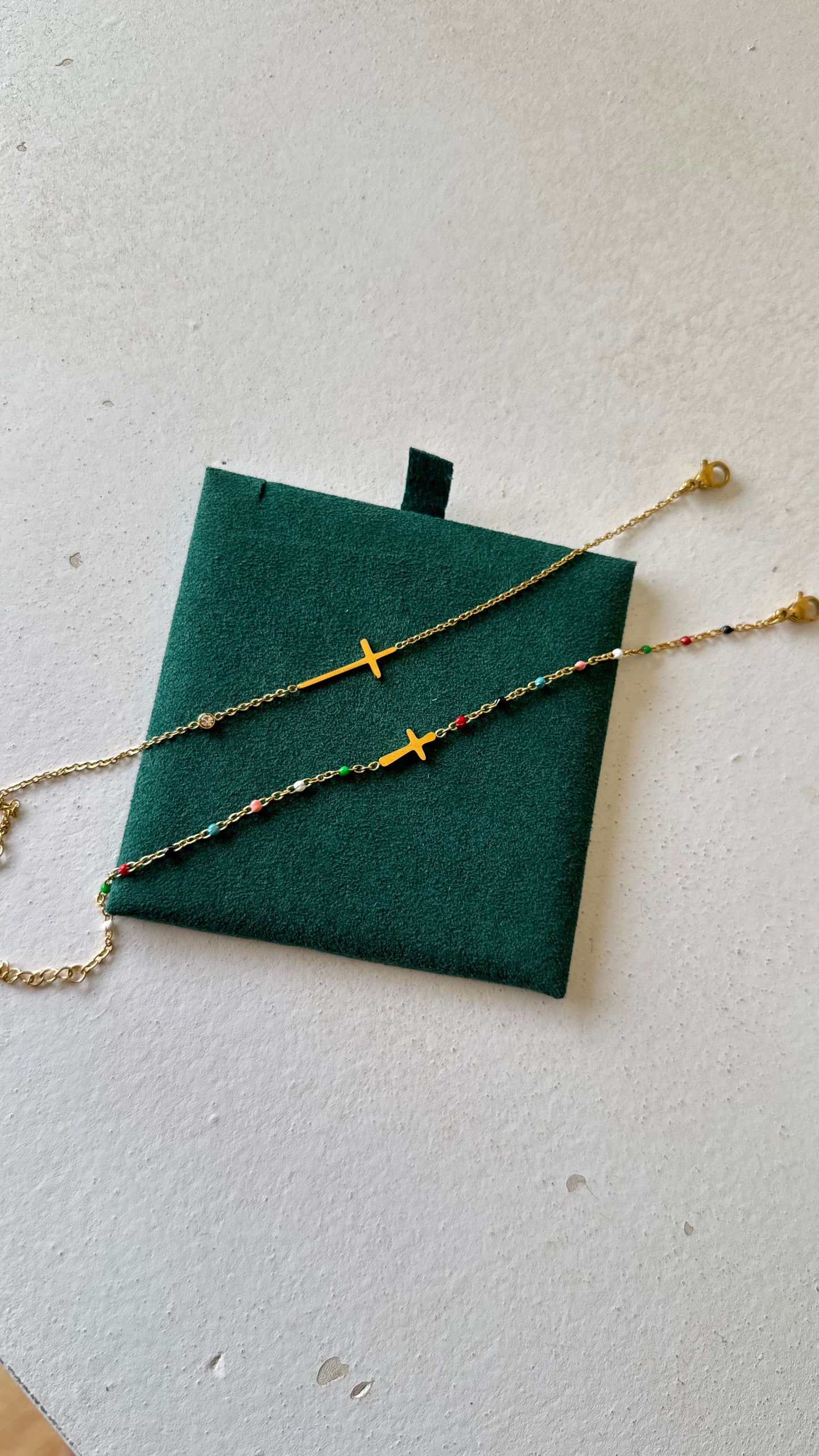 Bracelet croix avec perle multicolore