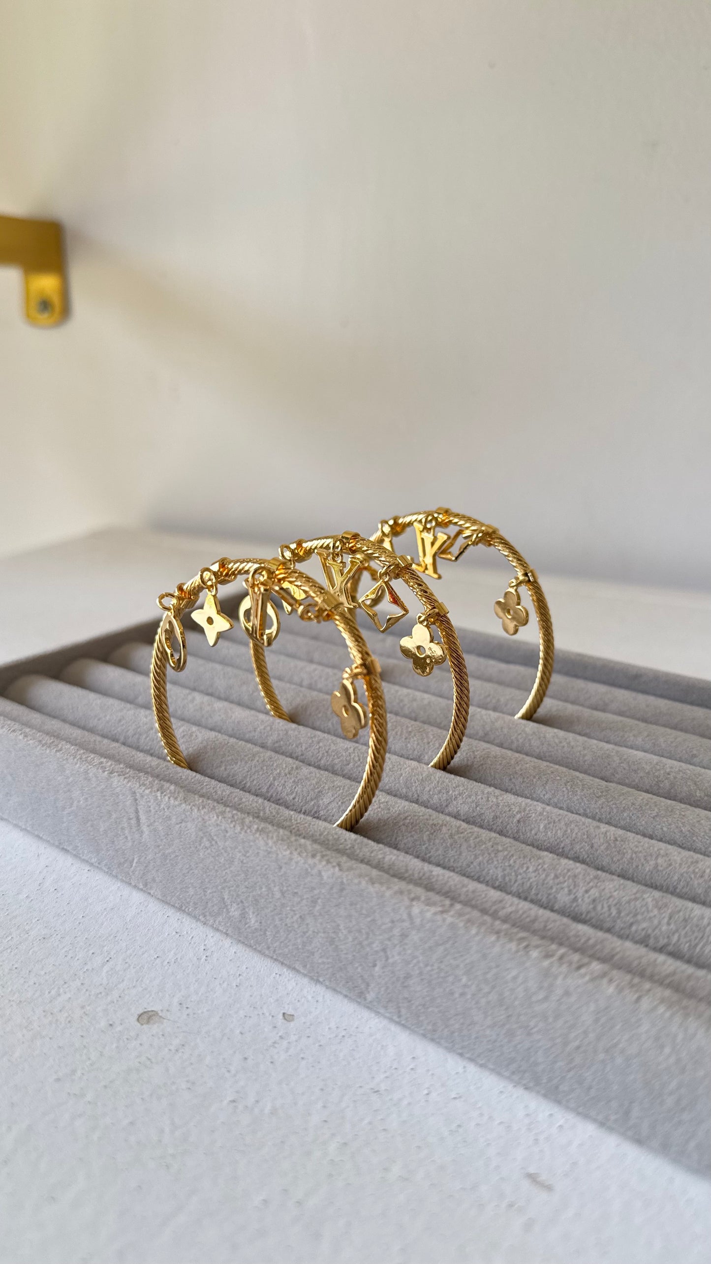 BRACELET